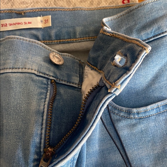 Levi's Women’s 312 Shaping Slim Light Blue Jeans Sz 31/32.  NWT - Picture 8 of 10
